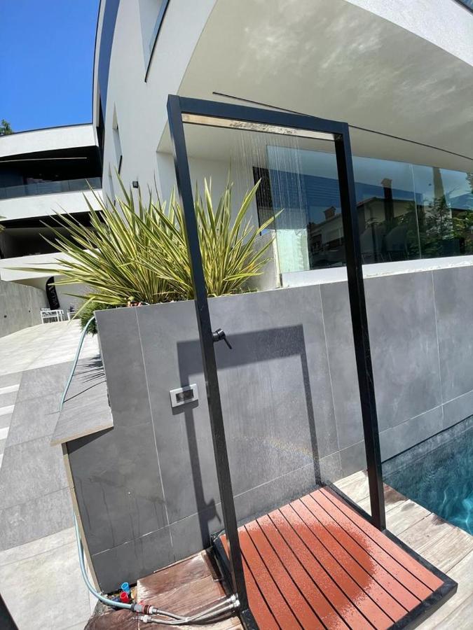 Aparthotel Villa V With Heated Pool リエカ エクステリア 写真