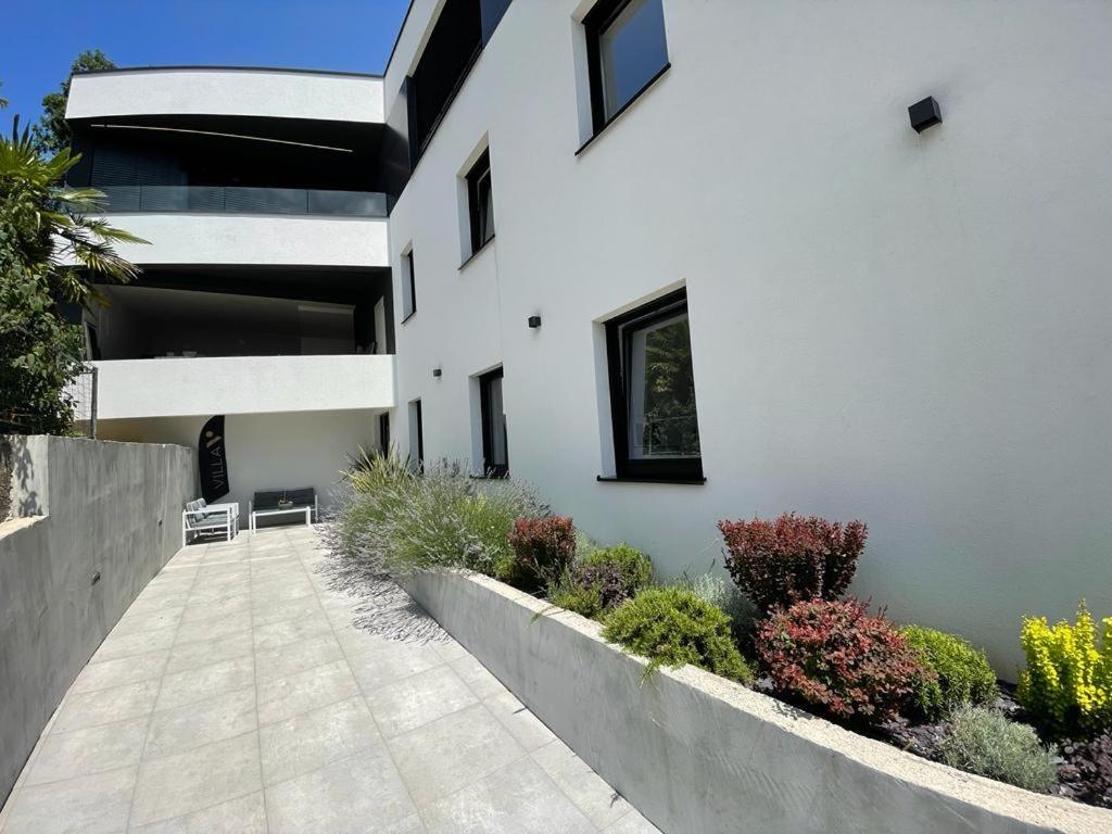 Aparthotel Villa V With Heated Pool リエカ エクステリア 写真